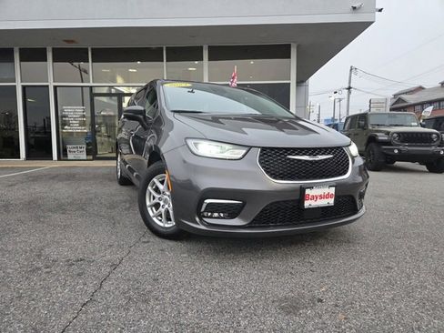 Used 2023 Chrysler Pacifica Touring-L image 3