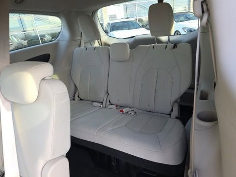 Used 2017 Chrysler Pacifica Touring image 30