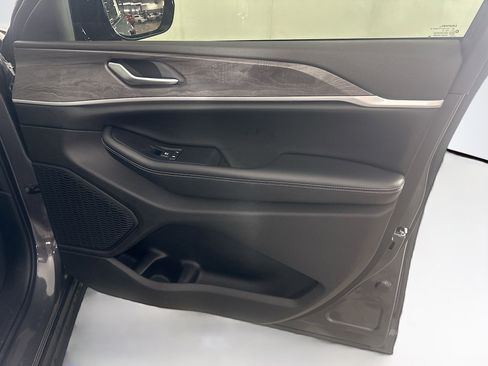 Used 2023 Jeep Grand Cherokee Limited w/ Luxury Tech Group II image 32