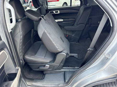 Used 2023 Ford Explorer XLT AWD/4WD image 14
