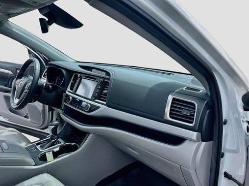 Used 2019 Toyota Highlander XLE AWD/4WD image 26