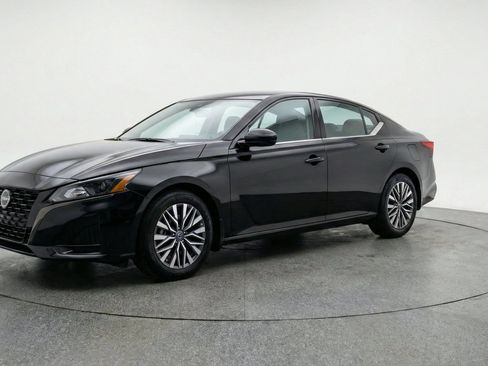 Used 2025 Nissan Altima 2.5 SV FWD image 3