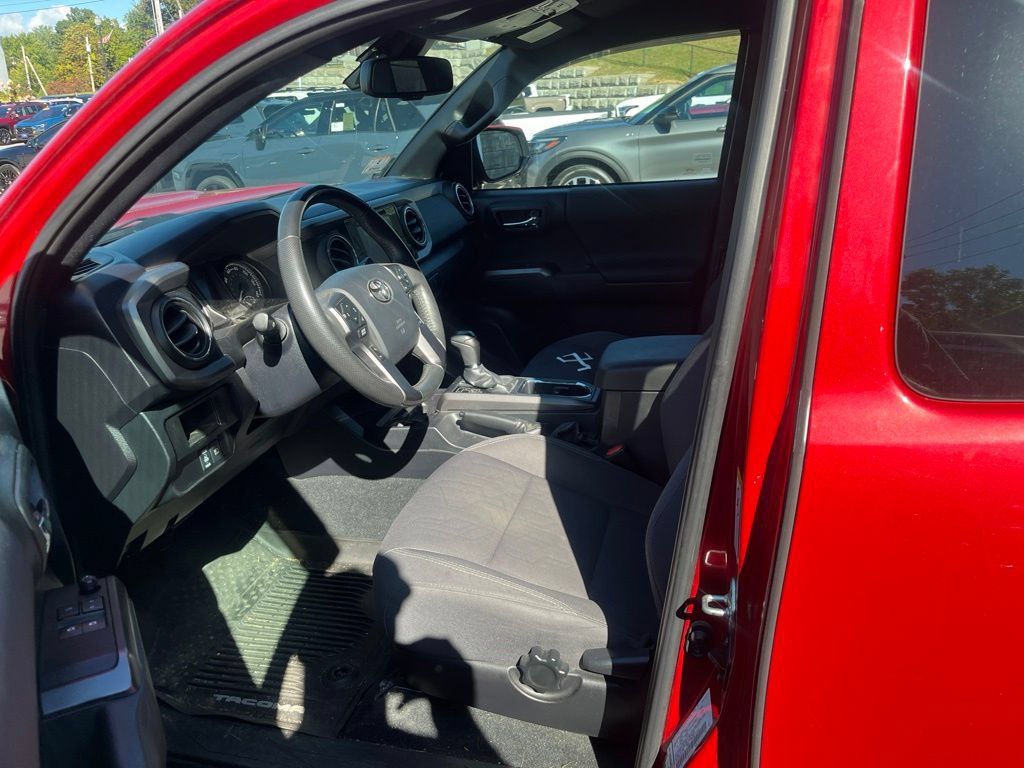 Used 2019 Toyota Tacoma TRD Sport AWD/4WD image 5