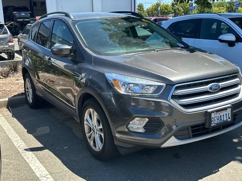 Used 2018 Ford Escape SE w/ SE Sync 3 Package FWD image 2
