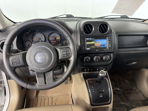 Used 2017 Jeep Patriot High Altitude AWD/4WD image 3