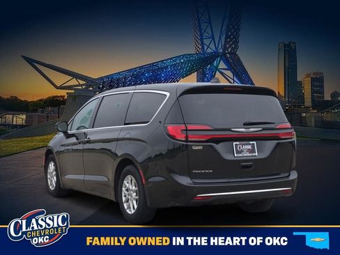 Used 2023 Chrysler Pacifica Touring-L FWD image 5