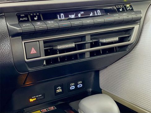 Used 2025 Toyota Camry SE w/ Multimedia Upgrade Package image 19