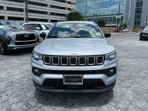 Used 2024 Jeep Compass Latitude AWD/4WD image 2