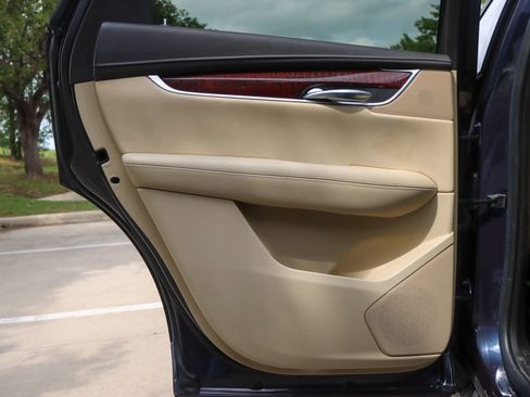 Used 2018 Cadillac XT5 Luxury w/ Driver Awareness Package FWD image 12