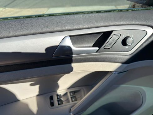 Used 2016 Volkswagen Golf SE image 14