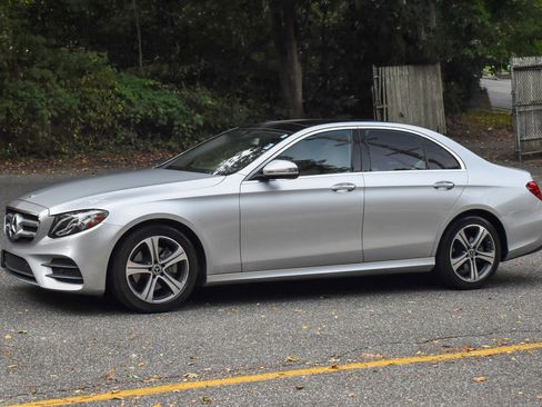 Used 2019 Mercedes-Benz E 300 4MATIC w/ Convenience Package image 2
