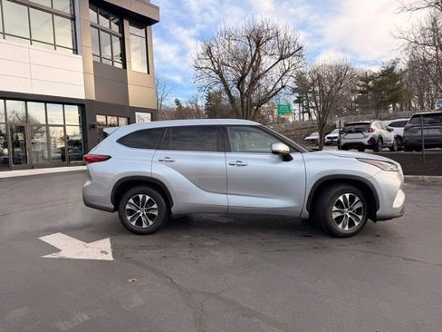 Used 2022 Toyota Highlander XLE image 3