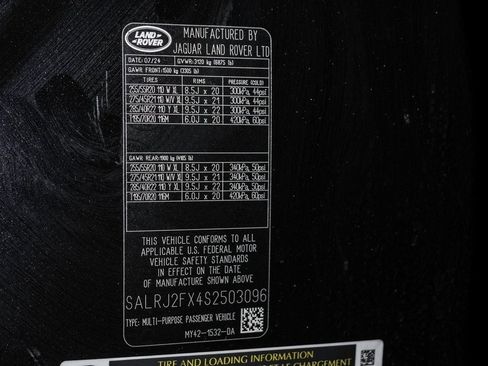 Used 2025 Land Rover Discovery S image 32