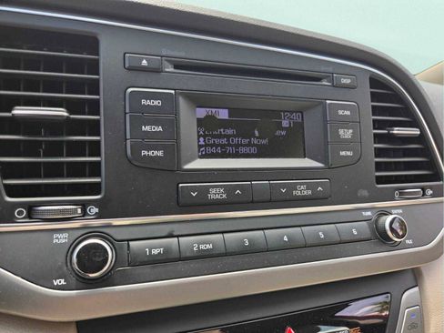 Used 2017 Hyundai Elantra SE FWD image 23