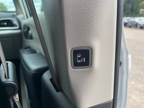 Used 2023 Chrysler Pacifica Touring-L FWD image 36
