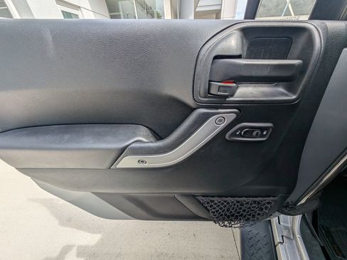 Used 2018 Jeep Wrangler Unlimited Sahara w/ Connectivity Group image 30