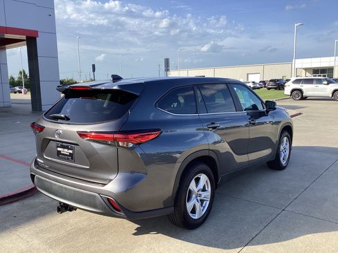 Used 2023 Toyota Highlander L FWD image 7