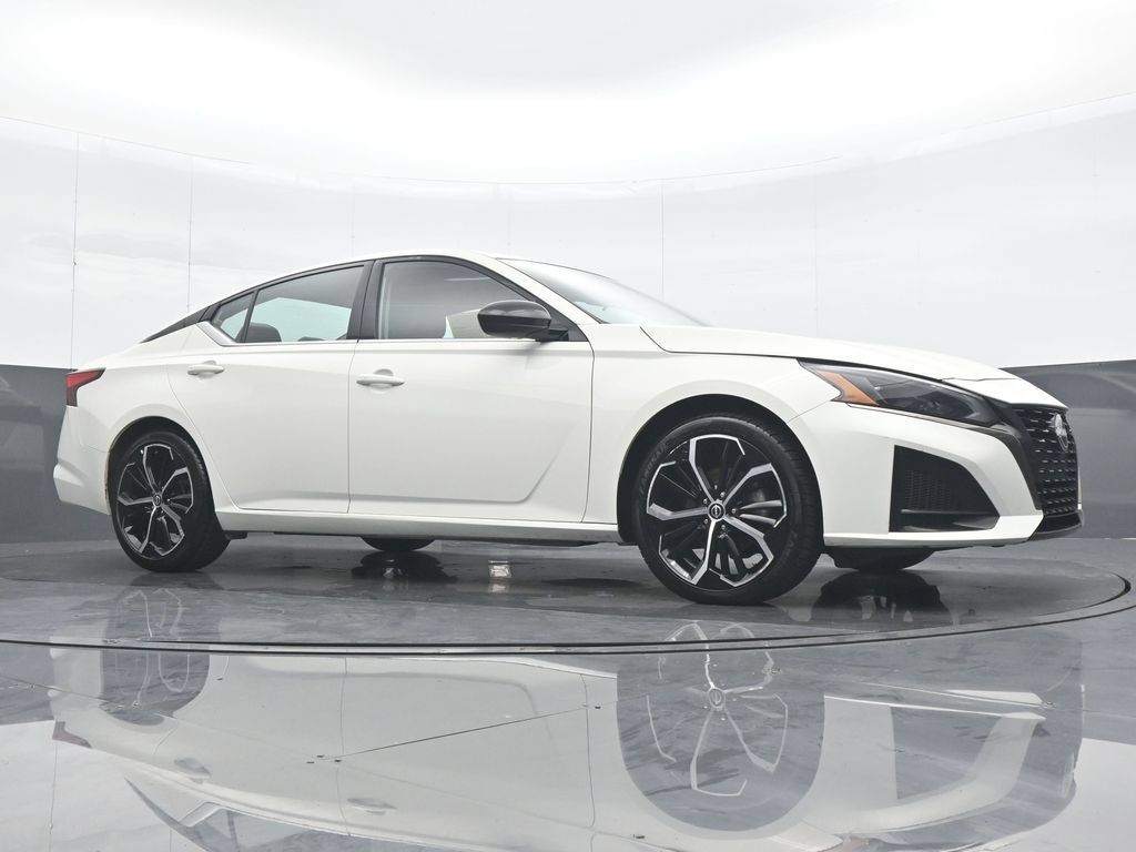 Used 2025 Nissan Altima 2.5 SR FWD image 33