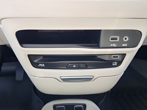 Used 2018 Chrysler Pacifica Limited FWD image 21