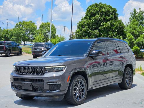 Used 2023 Jeep Grand Cherokee L Summit w/ High Altitude Package AWD/4WD image 3