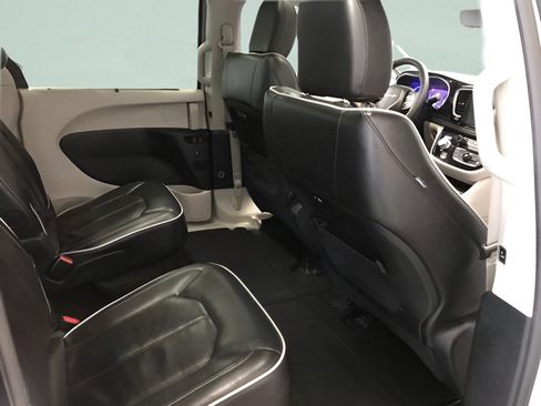 Used 2024 Chrysler Pacifica Limited FWD image 13