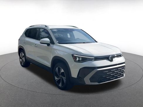 Used 2025 Volkswagen Taos SE image 2