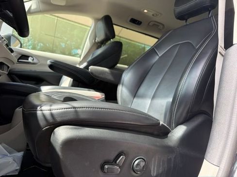 Used 2023 Chrysler Pacifica Touring-L FWD image 5