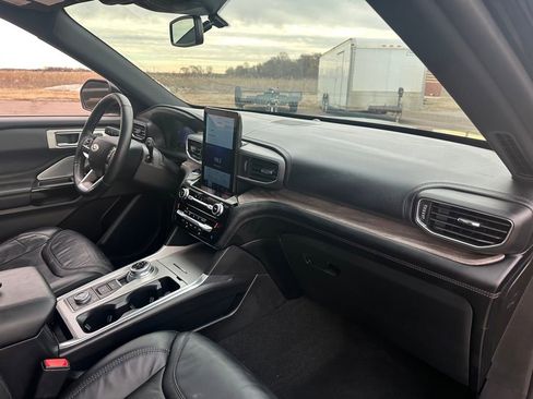 Used 2024 Ford Explorer Platinum w/ Technology Package image 31