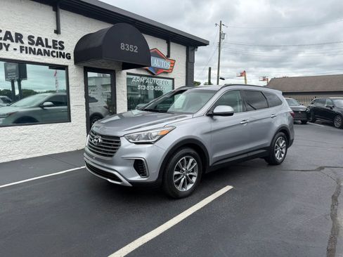 Used 2018 Hyundai Santa Fe SE FWD image 2
