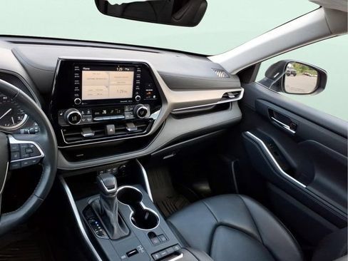 Used 2022 Toyota Highlander XLE FWD image 14