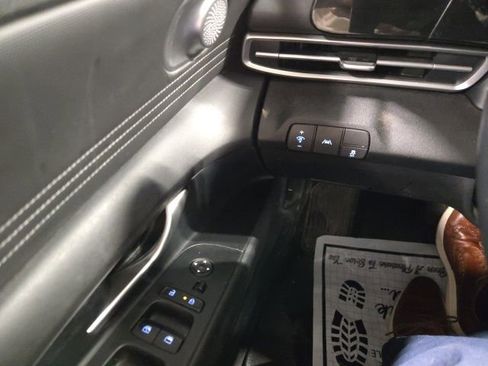 Used 2021 Hyundai Elantra SEL w/ Convenience + Premium Package image 18