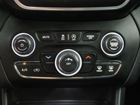 Used 2020 Jeep Cherokee Latitude Plus FWD image 34