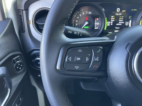 Used 2024 Jeep Wrangler Unlimited AWD/4WD image 32