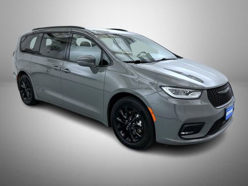 Used 2021 Chrysler Pacifica Touring w/ S Appearance Package image 3