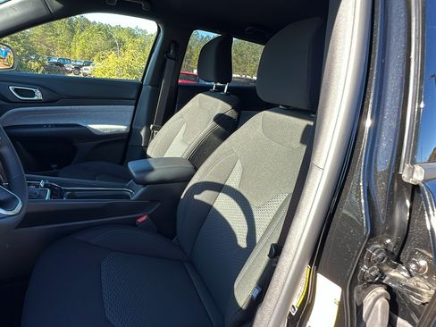 Used 2025 Jeep Compass Sport image 17