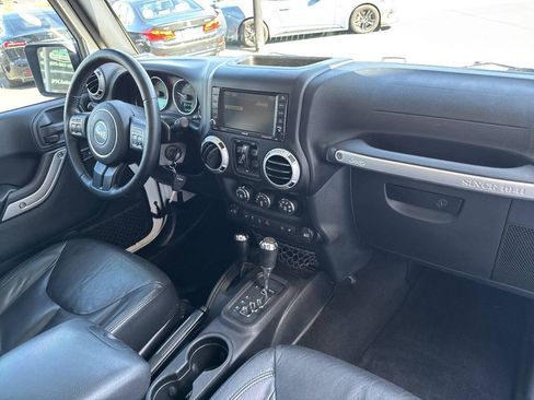 Used 2016 Jeep Wrangler Unlimited Sahara w/ Connectivity Group AWD/4WD image 16