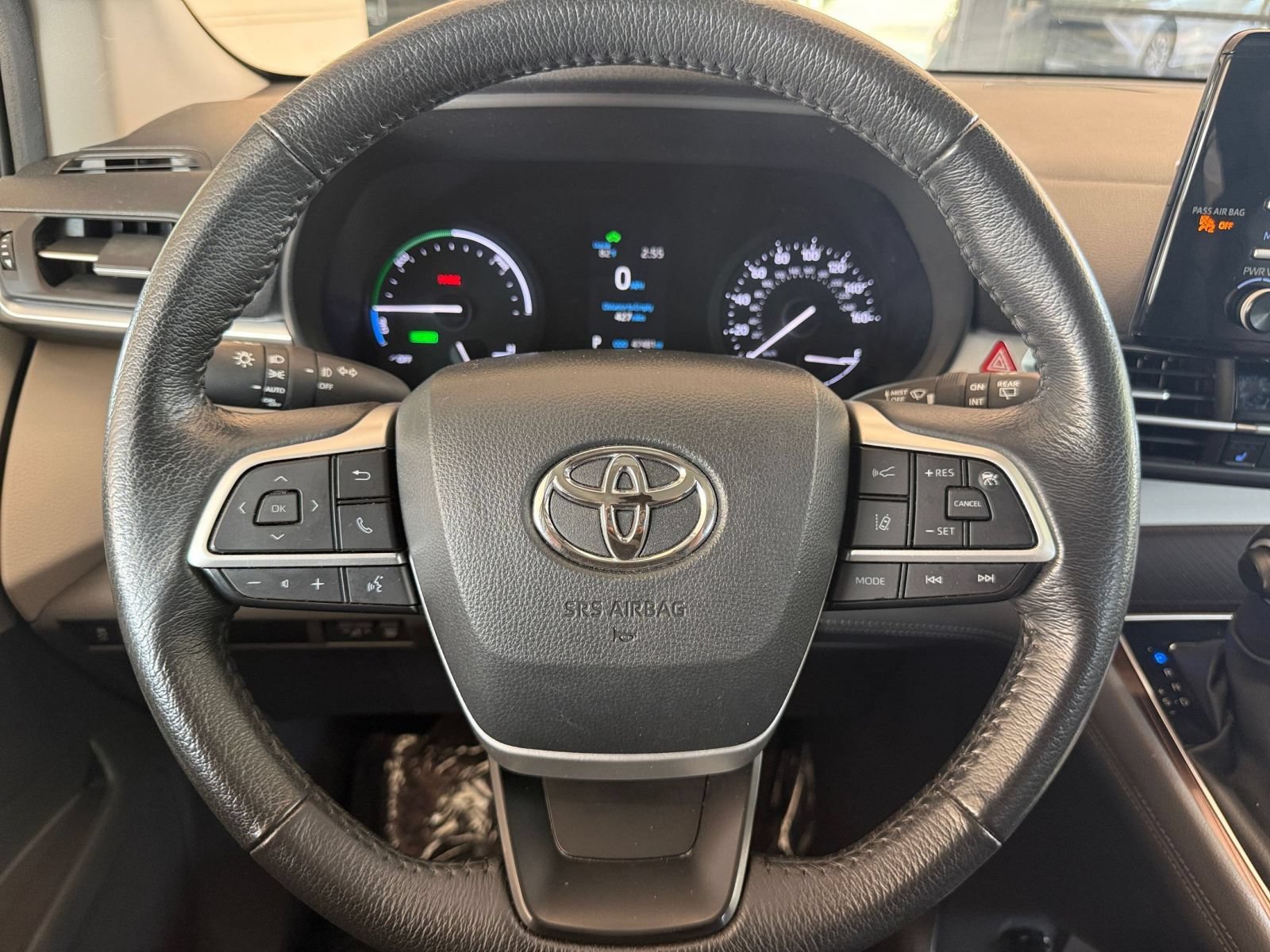Used 2024 Toyota Sienna XLE FWD image 28