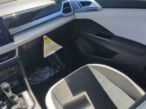 New 2026 Volkswagen Taos SE FWD image 15