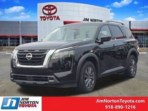 Used 2025 Nissan Pathfinder SV FWD image 3