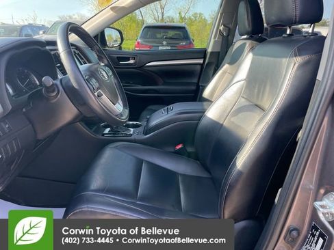 Used 2019 Toyota Highlander XLE AWD/4WD image 17