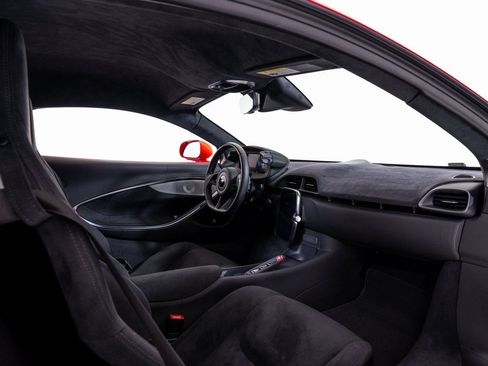 Used 2024 McLaren Artura RWD image 19
