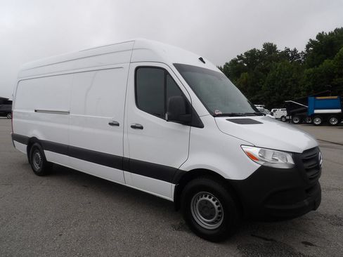 Used 2023 Mercedes-Benz Sprinter 2500 image 10