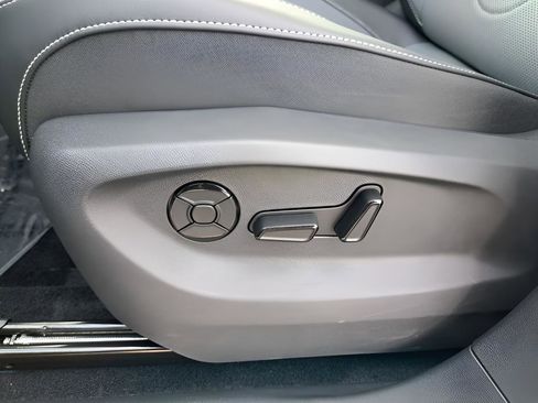 New 2025 Volkswagen Tiguan SE AWD/4WD image 35