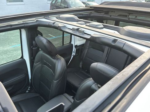 Used 2022 Jeep Wrangler Unlimited Sahara image 32