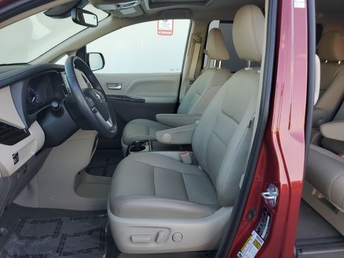 Used 2020 Toyota Sienna XLE image 12