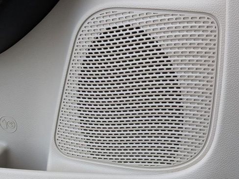 Used 2024 Chrysler Pacifica Touring-L image 16