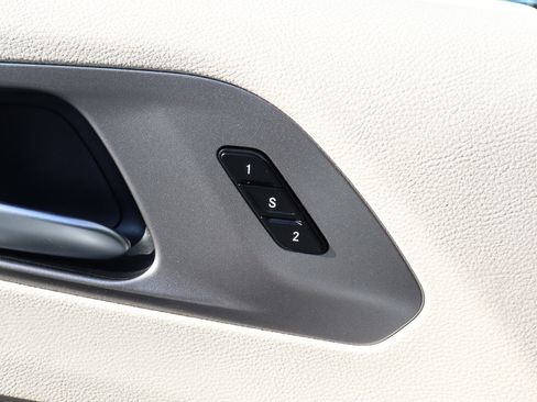 Used 2023 Chrysler Pacifica Touring-L image 15