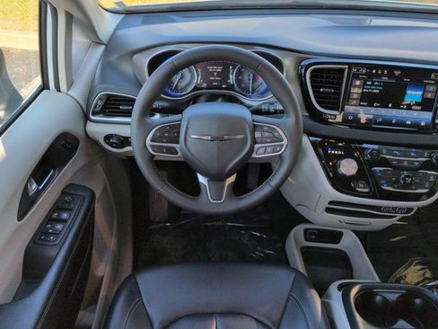 Used 2023 Chrysler Pacifica Touring-L FWD image 14