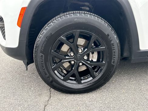 Used 2024 Jeep Grand Cherokee Altitude image 19