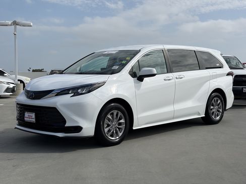 Certified 2025 Toyota Sienna LE FWD image 6